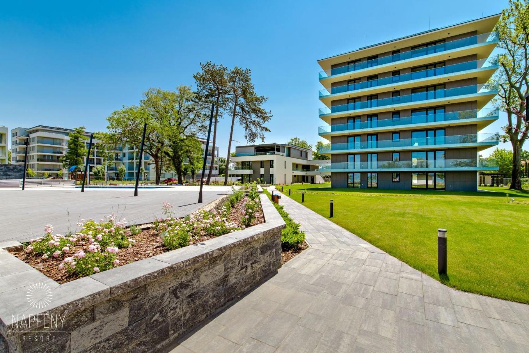 Clyde-Premium Lelle Waterfront Private Apartment Balatonlelle Exterior photo